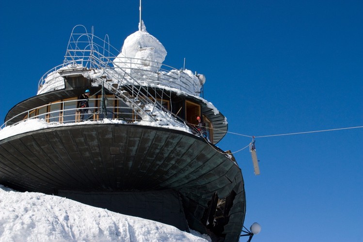 Trwają prace rozbiórkowe na Śniezce.