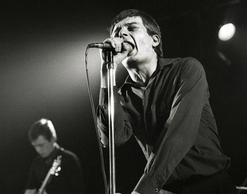 Ijan Kertis, pevač grupe Joy Division , izvršio je samoubistvo 1980. godine pre početka prve američke turneje. Ova fotografija nastala je ranije te godine | Foto: Getty Images