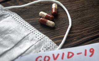 Wielka Brytania zatwierdziła lek przeciw Covid-19 oparty na sztucznie stworzonych przeciwciałach. Niestety jest bardzo drogi