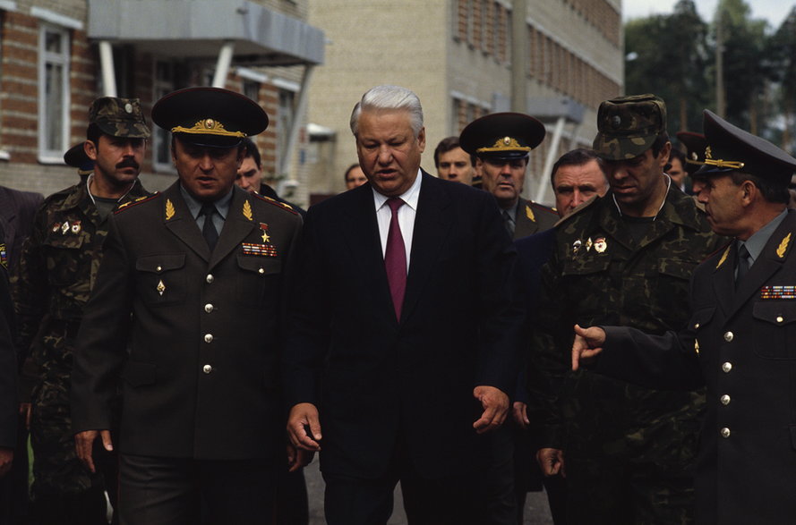 Borys Jelcyn z przywódcami wojskowymi