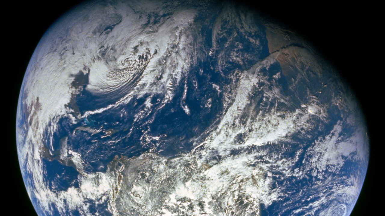 "Kosmiczny śmieć" spadnie na Ziemię. Ostrzeżeń dla Polski nie wolno lekceważyć