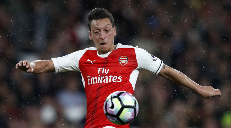 Valóra váltotta fiatal rajongója álmát Mesut Özil /Fotó: AFP