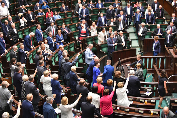 Podczas wtorkowych prac nad projektem w Sejmie, ostro skrytykowała go cała opozycja, I prezes Sądu Najwyższego, Rzecznik Praw Obywatelskich, Krajowa Rada Sądownictwa. Wnioskodawcy przekonywali, że taka ustawa "jest niezbędna by przeprowadzić reformę ustrojową sądownictwa"