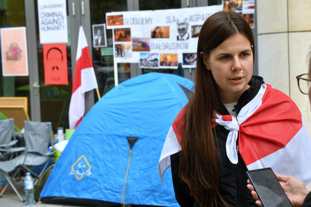 Białoruska aktywistka Stanislawa Glinnik podczas protestu głodowego przed siedzibą przedstawicielstwa Komisji Europejskiej w Warszawie