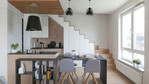 Pomysłowe mieszkanie z kuchnią "pod schodami". Przyjrzyjcie się dobrze - świetne rozwiązanie
