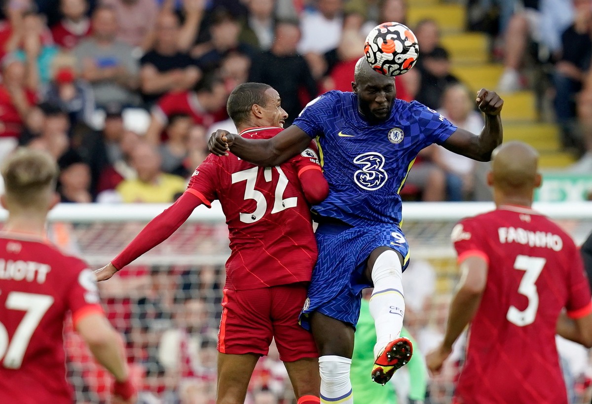 Piłkarz Chelsea Londyn Romelu Lukaku (P) w walce o piłkę z zawodnikiem Liverpoolu Joelem Matipem (L)