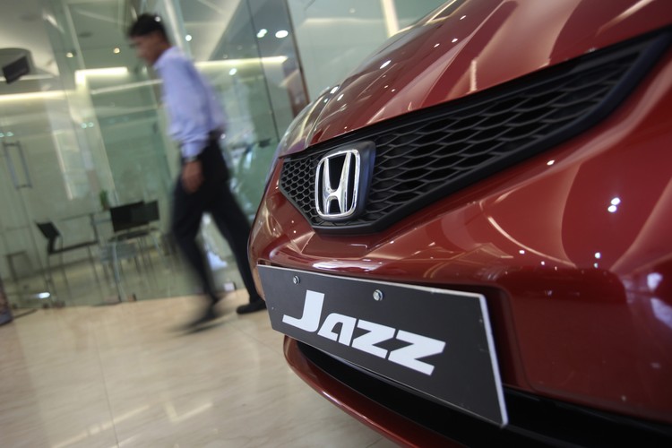 Grudzień 2010. Honda. Japoński koncern zobowiązał się do naprawy 1,35 mln aut typu Fit (w Europie znany jako Honda Jazz), wyprodukowanych pomiędzy listopadem 2001, a październikiem 2007. Przyczyną wezwania do naprawy był usterka w przewodach elektrycznych, w wyniki której mogły się nie zapalić reflektory. Na zdj. Honda Jazz.