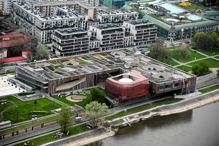 Centrum Nauki Kopernik. Inwestor: Miasto Stołeczne Warszawa, Ministerstwo Nauki, Ministerstwo Edukacji Narodowej. Otwarty w 2010 roku ośrodek jest doskonałym przykładem na to, w jaki sposób poprzez praktykę i doświadczenia należy promować naukę i inspirować do odkrywania oraz zrozumienia otaczającego świata. O sukcesie tej inwestycji najlepiej świadczą długie kolejki ustawiające się przed wejściem do Centrum Nauki Kopernik trzy lata po jego powstaniu.