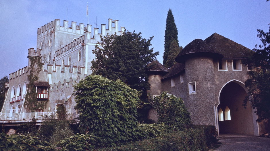 Zamek Itter, 1979 r. Na pierwszym planie budynek bramny pomiędzy bramą wjazdową a główną częścią budowli.