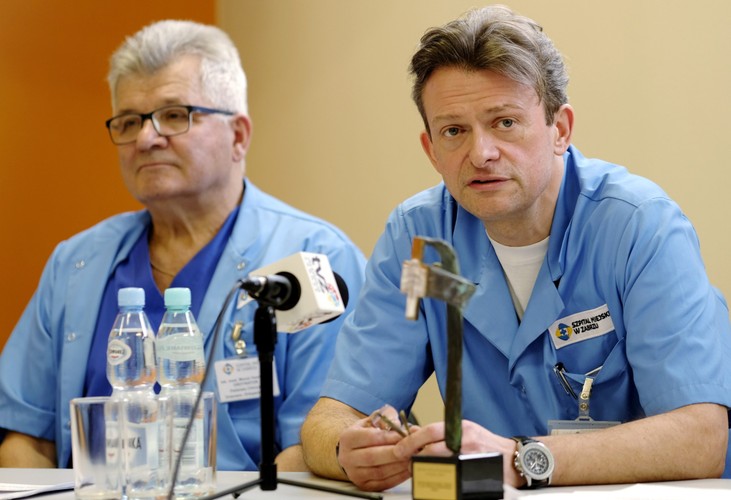 Prezes zabrzańskiego szpitala miejskiego dr n. med. MARIUSZ WÓJTOWICZ (z prawej) i ordynator oddziału chirurgii urazowo-ortopedycznej MAREK HAWRANEK (po lewej)