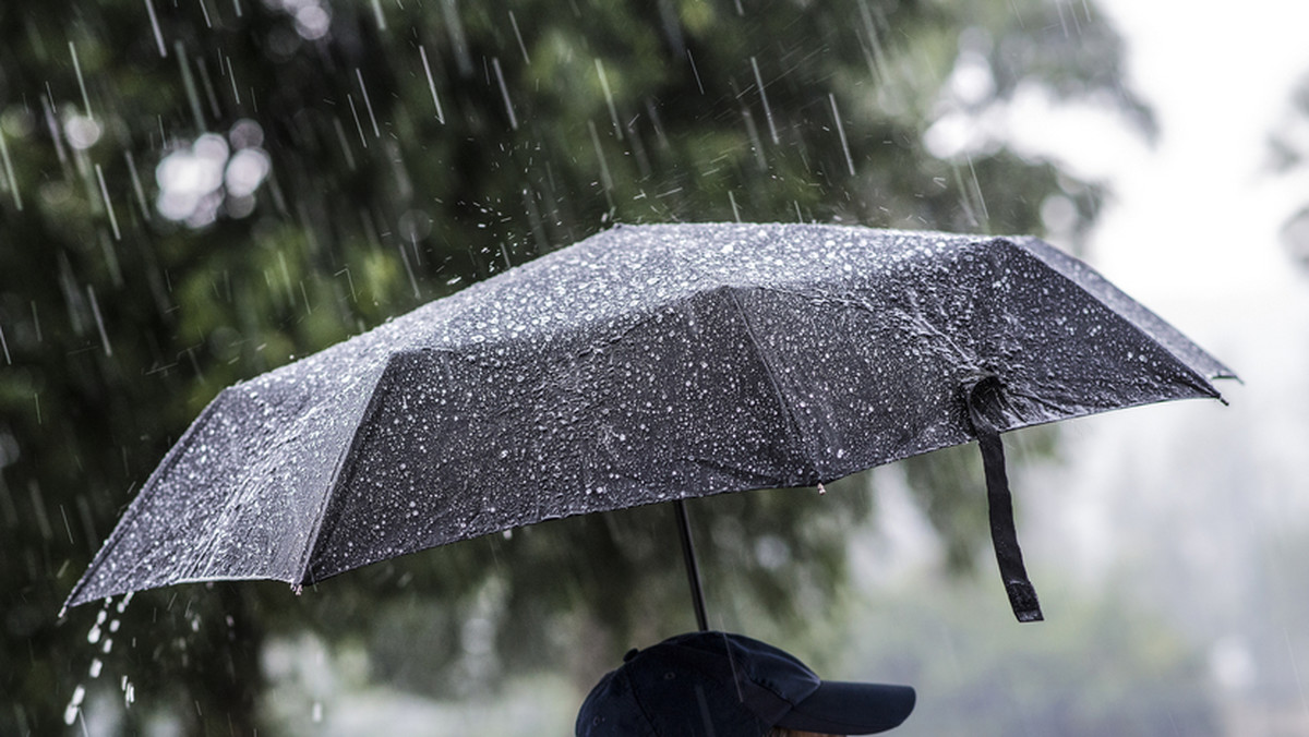 Instytut Meteorologii i Gospodarki Wodnej w poniedziałek wieczorem wydał ostrzeżenia pierwszego i drugiego stopnia przed intensywnymi opadami deszczu w Małopolsce, na Podkarpaciu i na Lubelszczyźnie. Na południu Małopolski i Śląska będzie intensywnie padać śnieg.