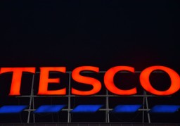 Raport: E-handel w Tesco – najmniej za dostawę, ale zakupy nie najtańsze