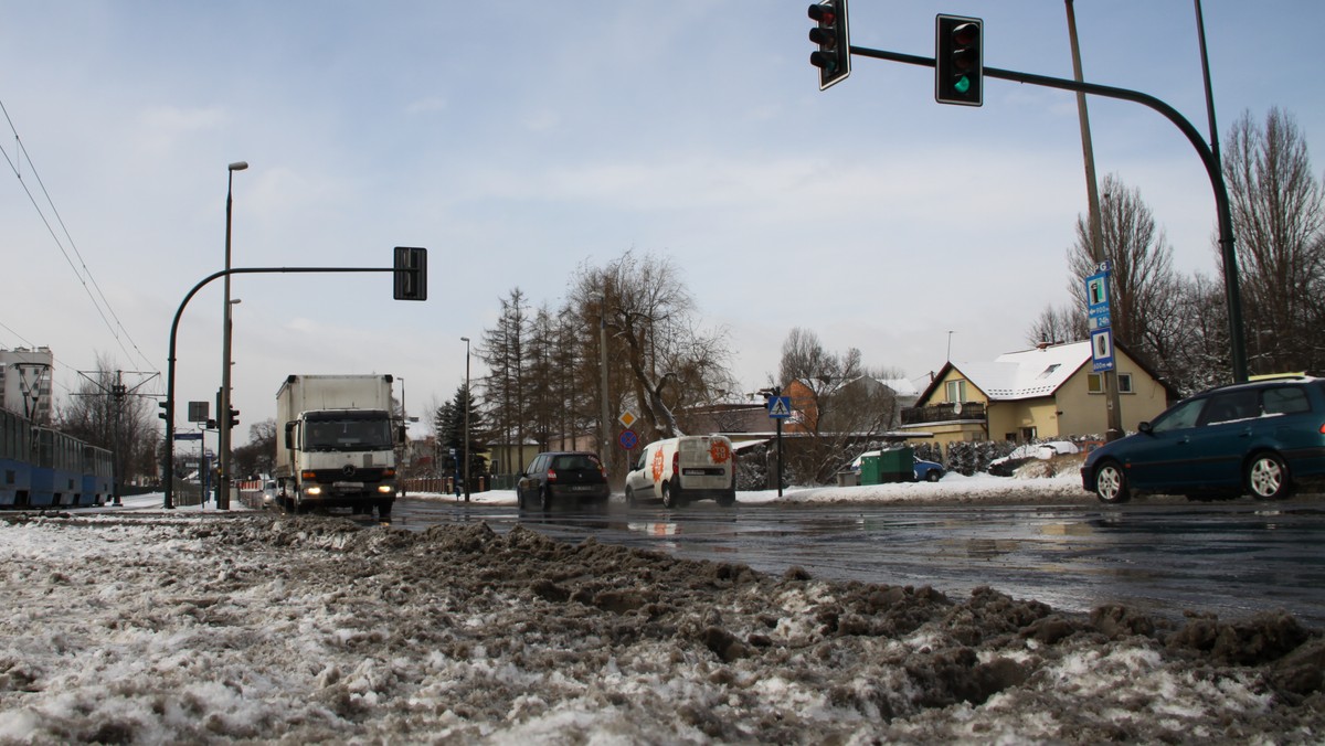 Przed opadami deszczu i mżawki, które będą powodować gołoledź, ostrzega w czwartek Instytut Meteorologii i Gospodarki Wodnej we Wrocławiu. Obecnie wszystkie drogi w regionie są przejezdne.