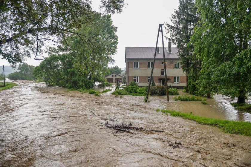 Powódź na Podkarpaciu. Podtopienia domów, zerwany most i zalane drogi