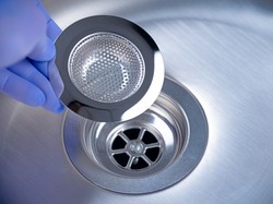 Wymieszaj te dwa składniki i wlej do zlewu. Babciny sposób na zatkany odpływ