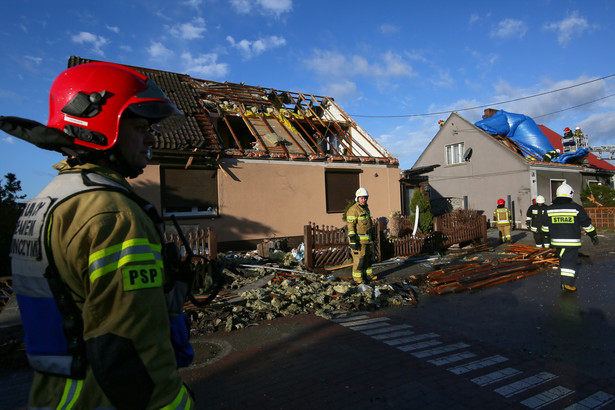 Usuwanie zniszczeń po przejściu trąby powietrznej w miejscowości Dobrzyca (pow. pleszewski) w południowej Wielkopolsce