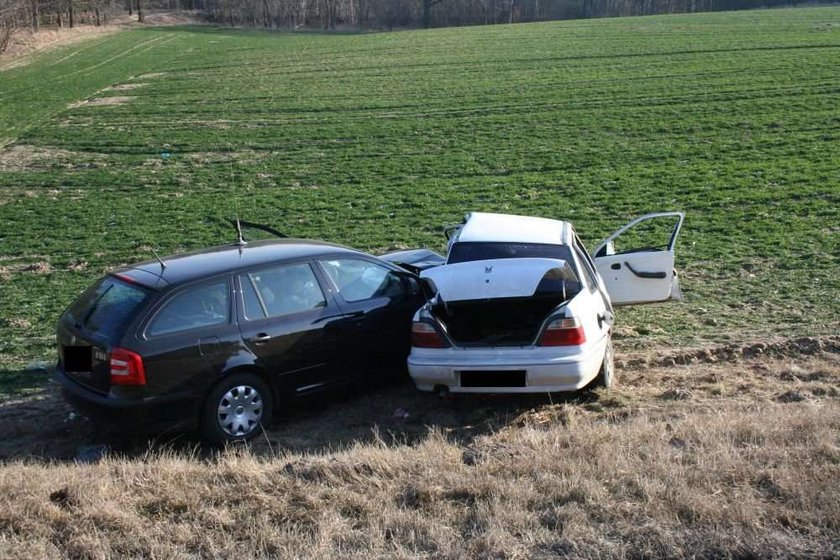 Auta wjechały w pole. Kierowca nie żyje