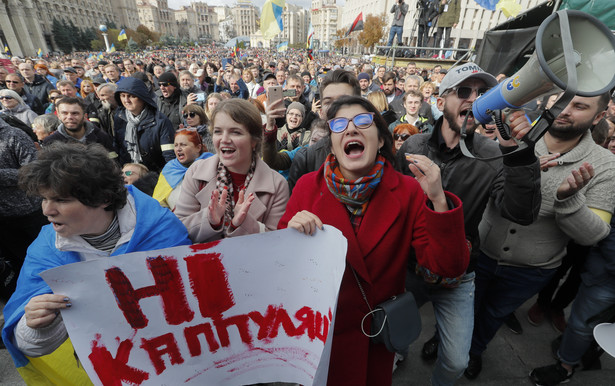 Około 10 tys. osób protestowało w niedzielę na Majdanie Niepodległości w Kijowie w obawie, że zgoda władz na przyjęcie tzw. formuły Steinmeiera w spraw uregulowania konfliktu w Donbasie będzie oznaczała kapitulację przed Rosją.