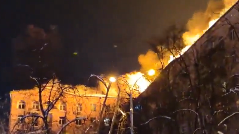Pokoli lángok festették vörösre az éjszakai eget Moszkvában: mutatjuk, mi történt – videó
