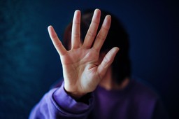 jak działa procedura niebieskiej karty? po zmianie przepisów obejmuje