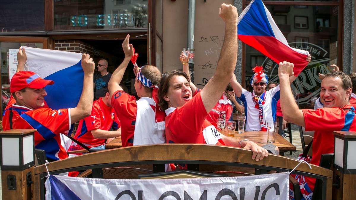 Polskich kibiców czekają jutro kolejne piłkarskie emocje. We wtorek na wrocławski Stadion Miejski wybiegną piłkarze reprezentacji Grecji i Czech. Czy pogoda będzie sprzyjać kibicowaniu?