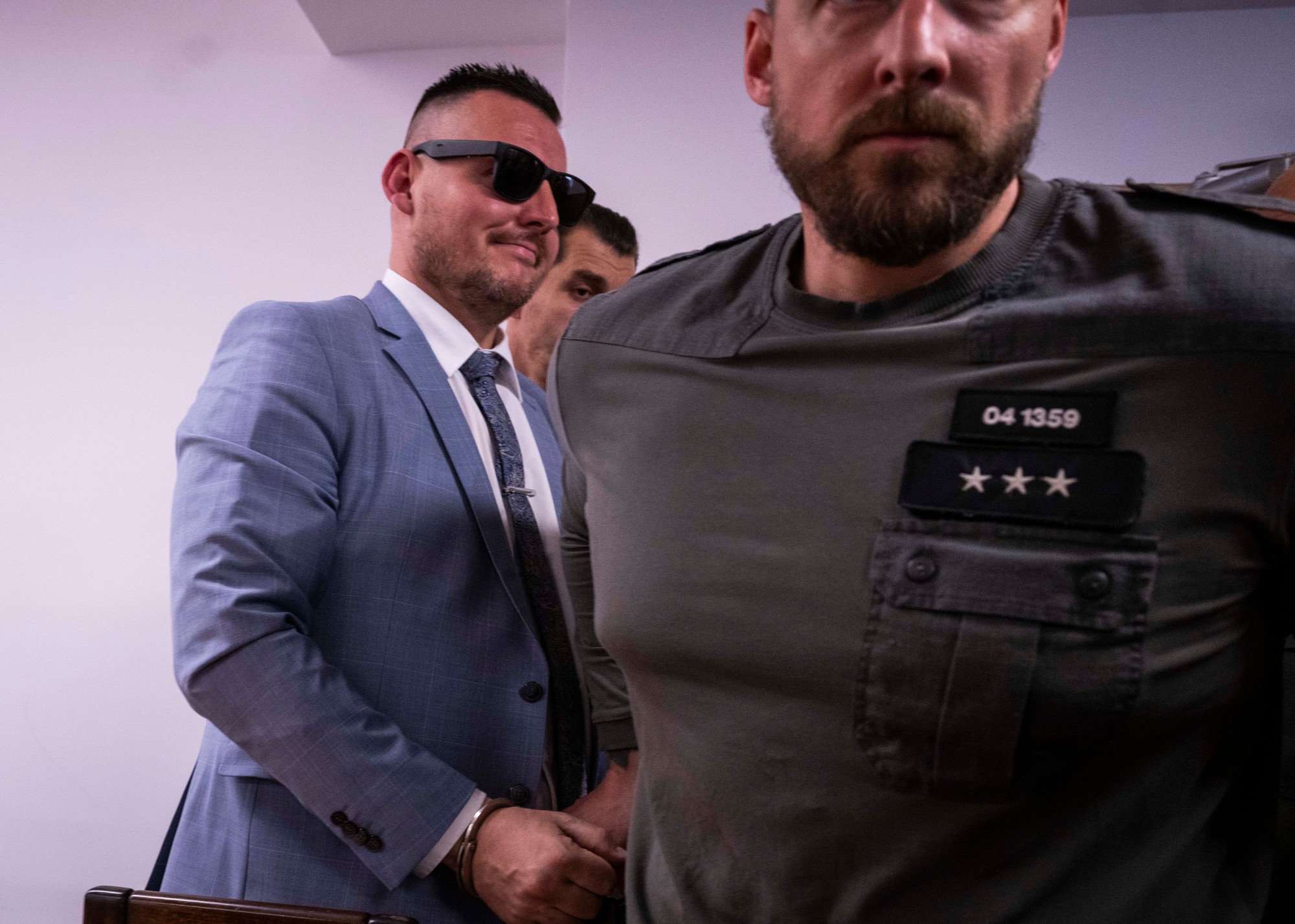 Daniel Bombic, obvinený z extrémistickej trestnej činnosti, odchádza s policajnou eskortou po pojednávaní na Najvyššom súde (NS) SR.