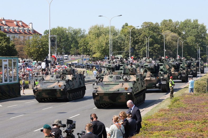 Warszawa, 15.08.2025. Defilada wojskowa na warszawskiej Wisłostradzie, w ramach obchodów Święta Wojska Polskiego, 15 bm. Tegoroczna defilada wojskowa odbywa się pod hasłem „Dziękujemy za Waszą służbę”. (mr) PAP/Rafał Guz