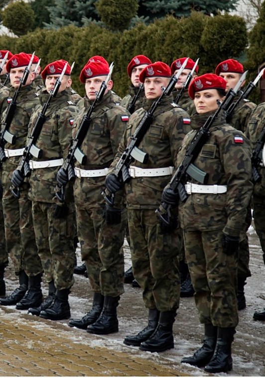 Karolina Marchlewska w szeregach Żandarmerii Wojskowej – pierwsza od prawej w pierwszym szeregu.