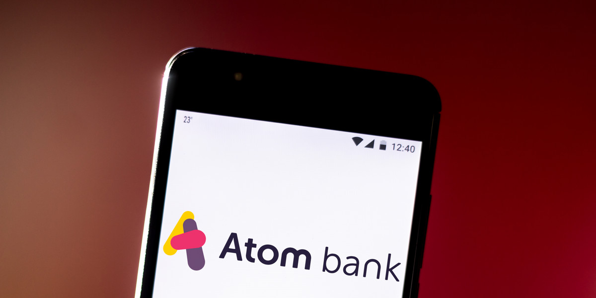 Atom Bank został otwarty w kwietniu 2016 r. Oferuje konta oszczędnościowe, kredyty hipoteczne i pożyczki biznesowe.