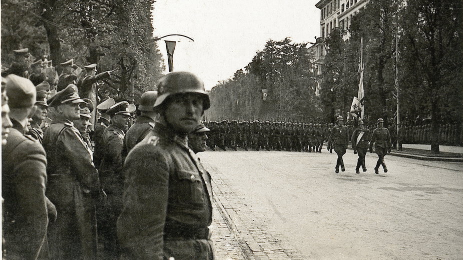 Hitler odbierający defiladę wojsk niemieckich w Alejach Ujazdowskich, po zdobyciu Warszawy w 1939 r. (reprodukcja)