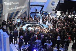 Nowy SUV Volkswagena! Pchali się drzwiami i oknami, by zobaczyć cross coupe GTE. ZDJĘCIA