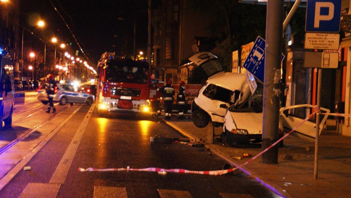 Około 1 w nocy na ulicy Piotrkowskiej w Łodzi doszło do tragicznego wypadku. Fiat punto z dwoma osobami w środku z dużą prędkością uderzył w słup latarni. Na miejscu zginął 36-letni mężczyzna.