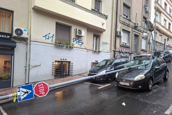 (FOTO, VIDEO) PALA BANDERA, SRUŠILA SE NA AUTOMOBIL! Drama u