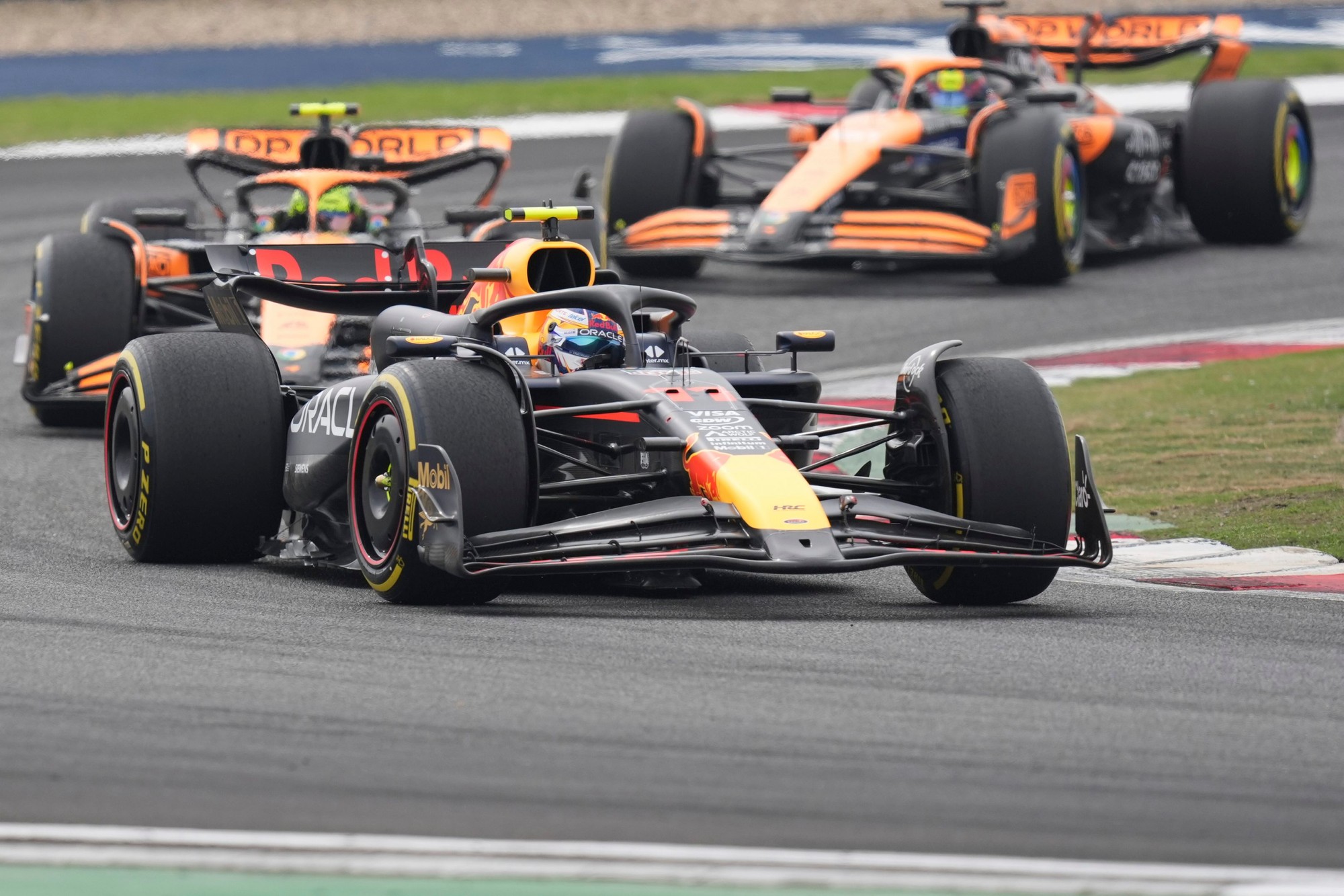 Veľká cena Číny 2024: V popredí Sergio Perez (Red Bull Racing).