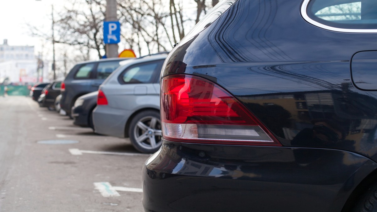 Dobra wiadomość dla wszystkich kierowców parkujących swoje auta w centrum Kielc. Do końca roku za darmo można zostawić samochód w strefie płatnego parkowania. Taką możliwość daje ePARK, jedna z pięciu aplikacji mobilnych, dzięki którym mieszkańcy stolicy regionu mogą płacić za postój w mieście.