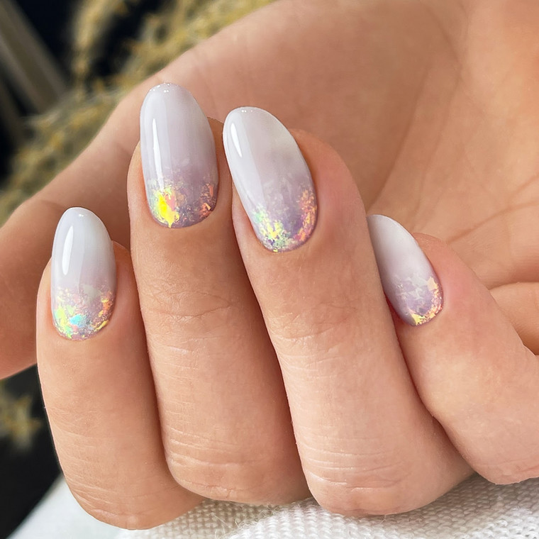 Modny manicure na wiosnę 2022: metaliczne akcenty i glittery