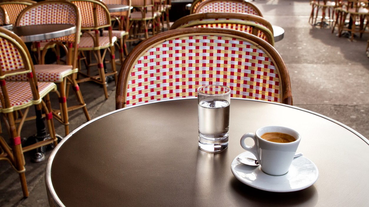 Prečo sa ku káve v kaviarni podáva pohár vody? Možno si myslíte, že je na uhasenie smädu, no jeho účel je iný.
