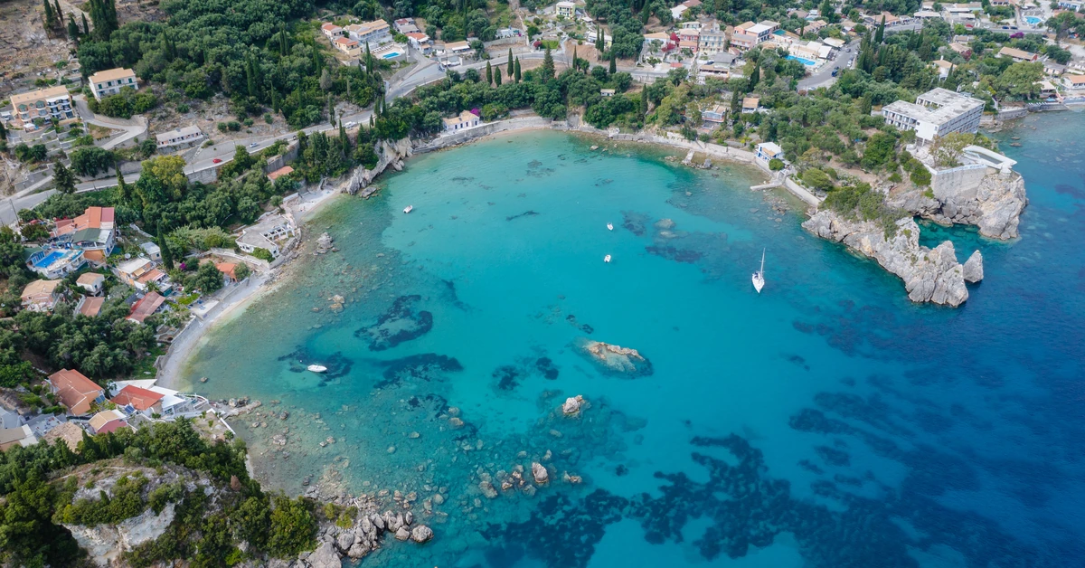 Grecja ostrzega turystów. Grzywna choćby 1000 euro za niewinną pamiątkę z plaży