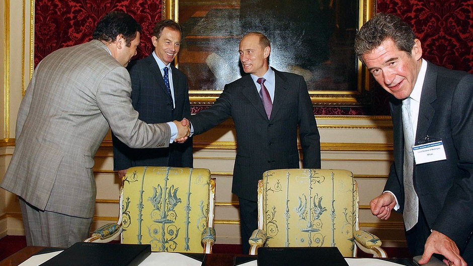 Władimir Putin podczas dyskusji o współpracy firm brytyjskich i rosyjskich w Londynie, 2003 r. Od lewej Michaił Fridman, premier Tony Blair, Putin oraz prezes BP Lord Browne