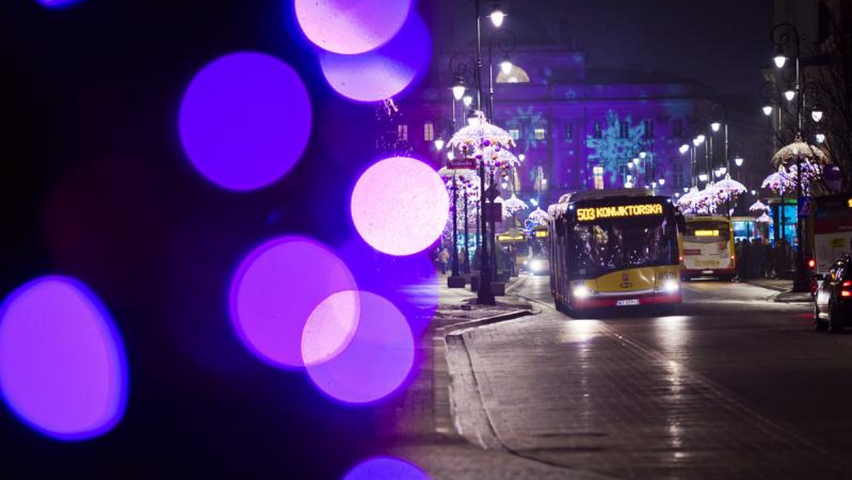 Część linii zostanie zawieszonych, inne zmniejszą częstotliwość kursowania. Będą też zmiany w rozkładach metra i SKM. Podpowiadamy, jak będzie kursować stołeczna komunikacja miejska w Wigilię i Boże Narodzenie. Przy okazji podajemy, jakie zmiany będą obowiązywać w Warszawie w sylwestra, Nowy Rok i Trzech Króli.