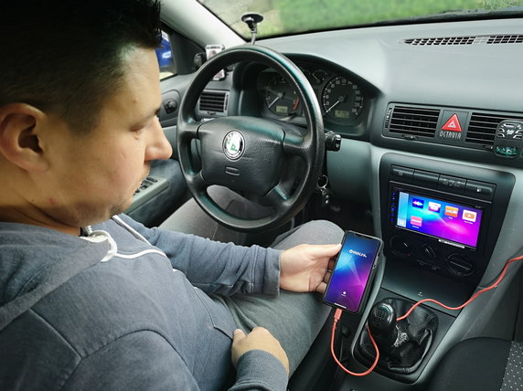 WebLink nowy standard łączności smartfona z radiem samochodowym