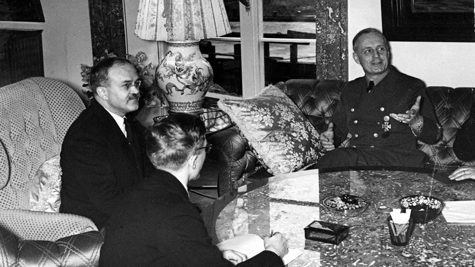Komisarz ludowy Wiaczesław Mołotow (drugi z lewej) w czasie rozmowy z ministrem spraw zagranicznych Rzeszy Joachimem von Ribbentropem (z prawej) w Ministerstwie Spraw Zagranicznych