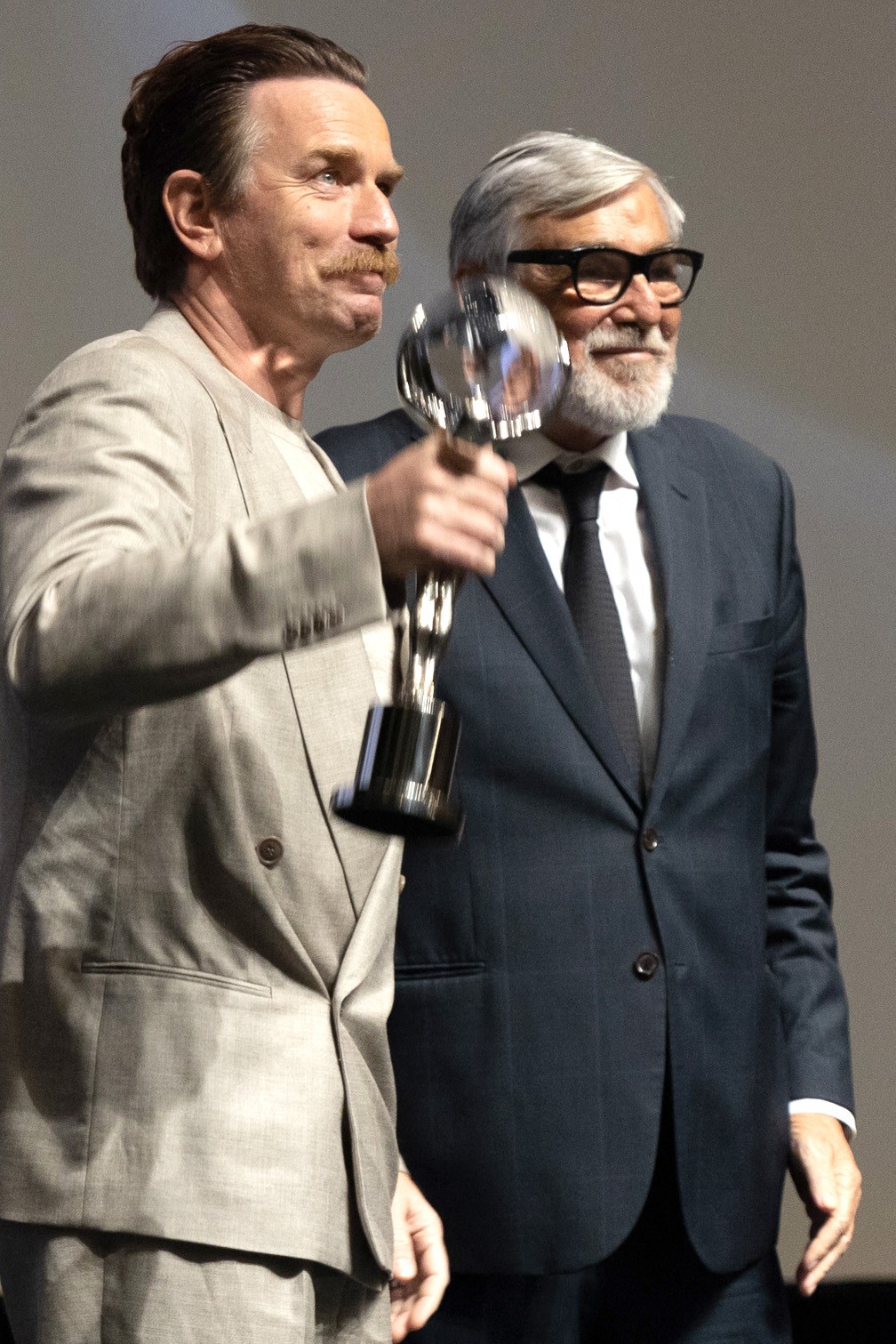 Herec Ewan McGregor si v Karlových Varoch prevzal Cenu prezidenta festivalu.