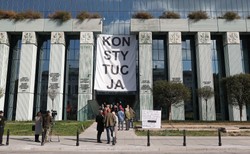 Baner "Konstytucja" na gmachu Sądu Najwyższego. "Za zgodą kierownictwa"