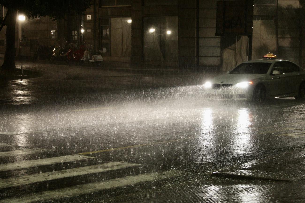 Sturm in Serbien: In Baca Palanga ist es völlig dunkel, Regen strömt in Strömen wie Kabel