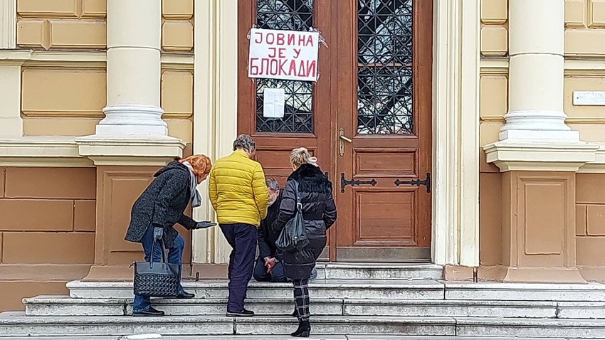 Direktoru prilaze profesori