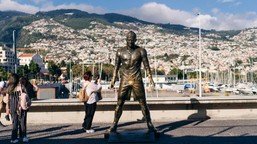 podpalił pomnik cristiano ronaldo. włączył muzykę i pokazał środkowy palec