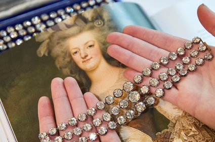 Niezwykła aukcja. Ponad 30 mln zł za biżuterię królowej, którą ścięto