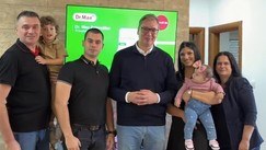 Vučić sa porodicom koja je uzela kredit za mlade