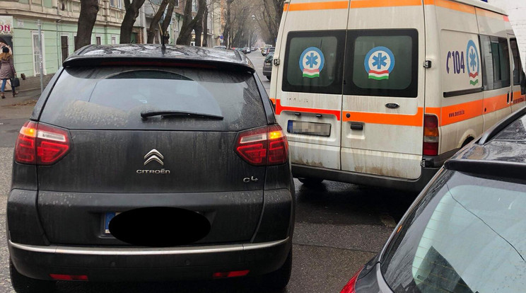 A kényszerűségből kapubeállóba parkoló mentőt nem engedte kiállni a feldühödött fekete személyautó. Vezetője egyszerűen ott hagyta a járművet /Fo­tó: OMSZ